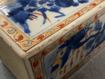 Een Chinese verte-Imari fles met florale en landschapspanelen, Kangxi